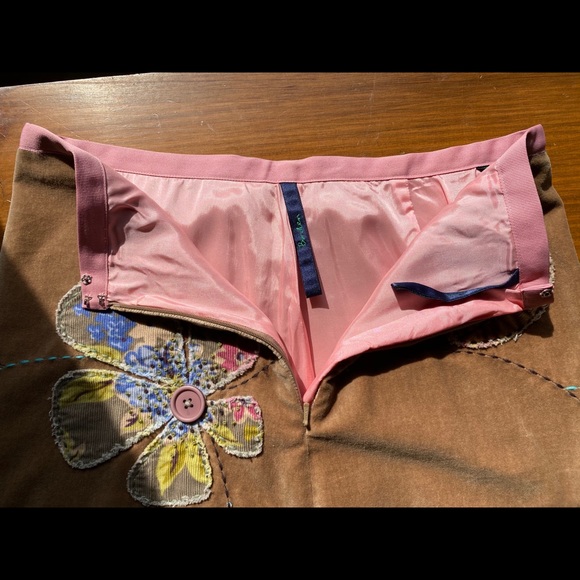 Boden tan skirt with appliqué floral & leaf design - Picture 10 of 13